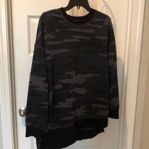 🍁4/$15 old navy black and grayCamouflage sweatshirt